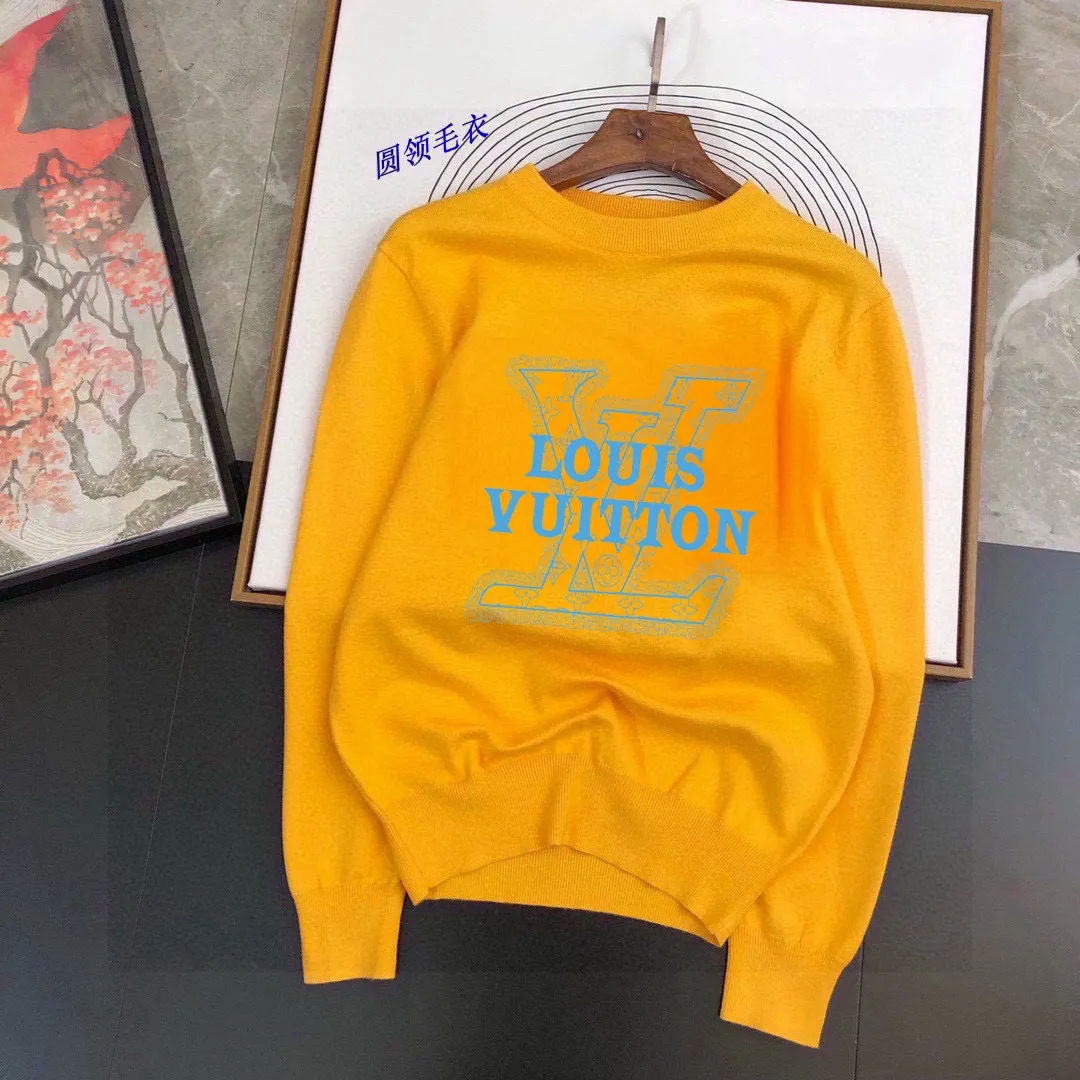 🅿️240 【LV Louis Vuitton】Autumn and winter classic round neck pullover sweater, in full condition! ! ! Wool blended fabric, the latest model in 2025, golden ratio! ! Slim-fitting soft gold, versatile and practical item, the combination and practicality are extremely powerful, simple and elegant, and classy! To create your own style, it is highly recommended to buy it in two colors. The standard slim fit tailoring process is suitable for both young and old men. It is knitted from wool and will not cause any discomfort! While keeping warm, it is stylish, textured and wearable, and the classic logo with contrasting colors on the chest feels in place! ! Recommended for regular customers! ! Size M-3XL (maximum wear: 190 pounds)